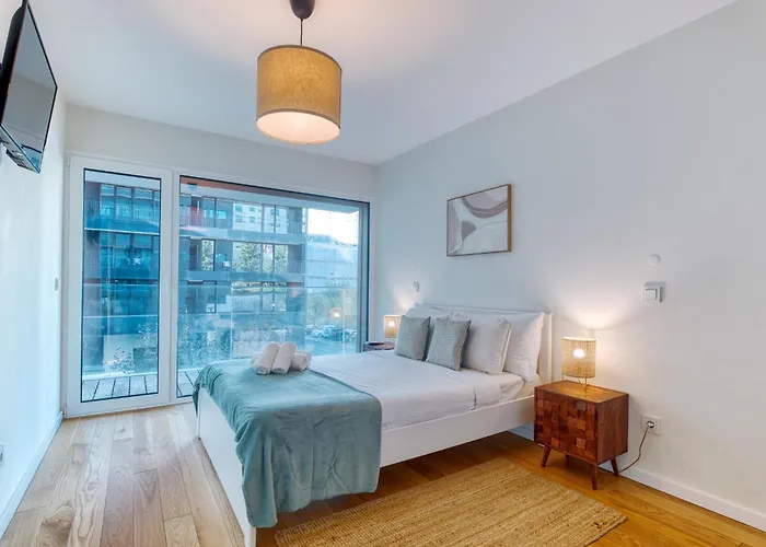 Portucale ! Benfica Lux Garden * Lisboa